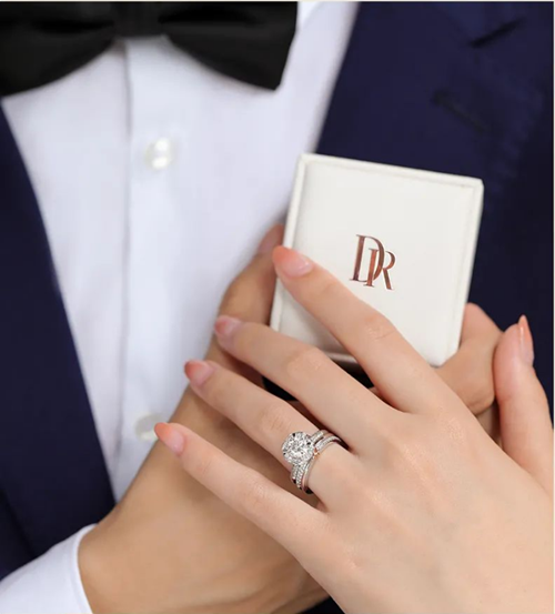 杏彩体育，DR钻戒款式图片及最新价格备婚人士请查收 